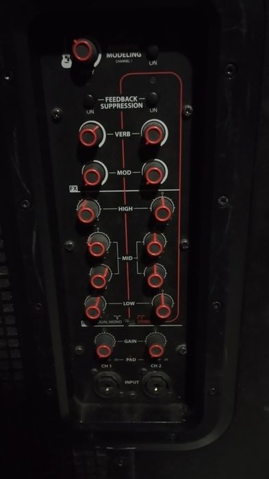 Colunas Amplificadas com Mixer Integrado Line 6 L3t - Par