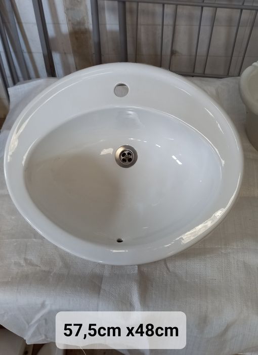 Lavatório de Encastrar Oval em Cerâmica Branca