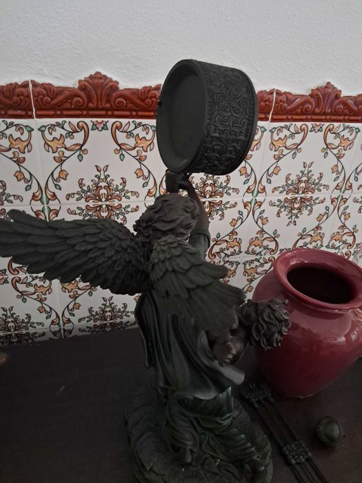 estatueta com relogio