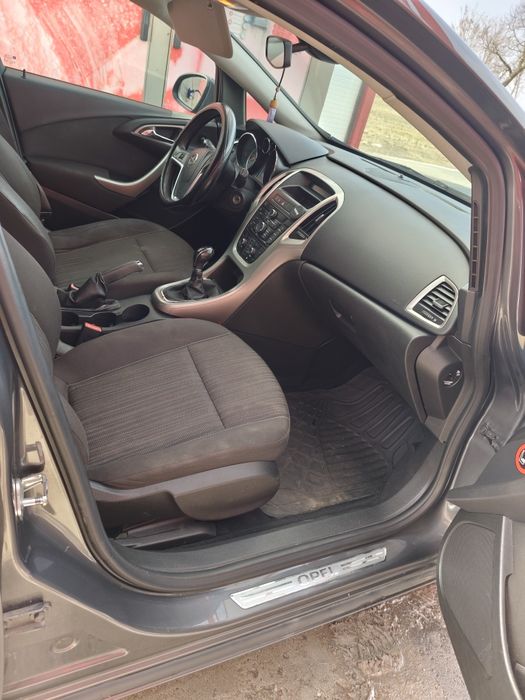Opel Astra J 2011
