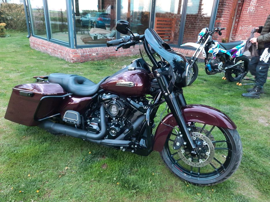 Piekny Harley Road King w stylu bagger