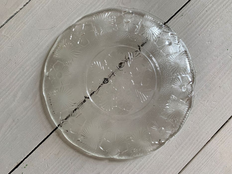 Talerze bratki jaskry szkło Huta Ząbkowice PRL