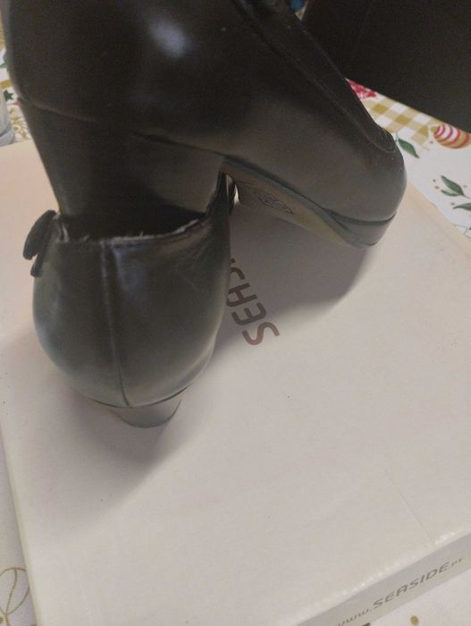 Sapatos pretos de senhora