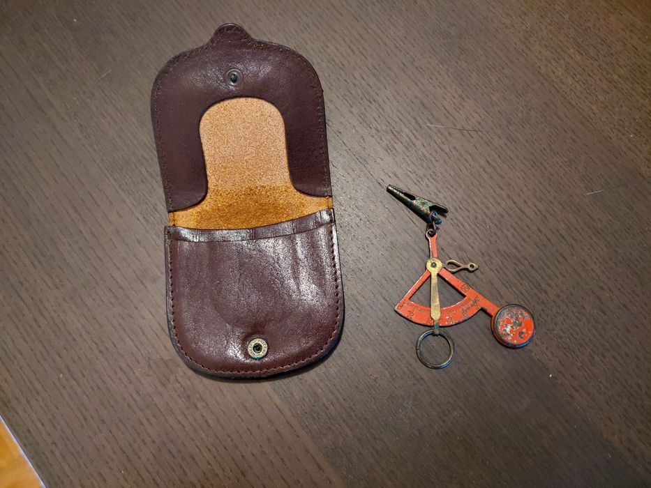 Pesador de cartas com bolsa em pele