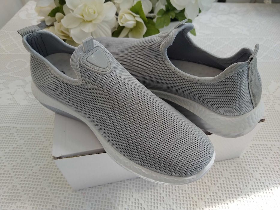 Sapatilhas / Ténis cinzentos claros - Número 37 - NOVOS!