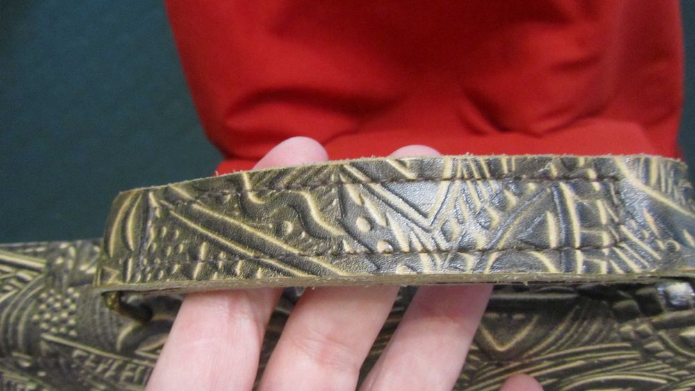 Портфель,толстая,тисненная кожа.