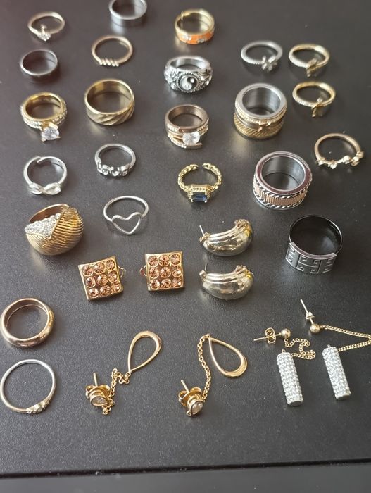 Conjunto de vários anéis e brincos