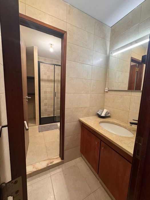 Arrenda-se T2 Remodelado e Mobilado – Despesas Incluídas