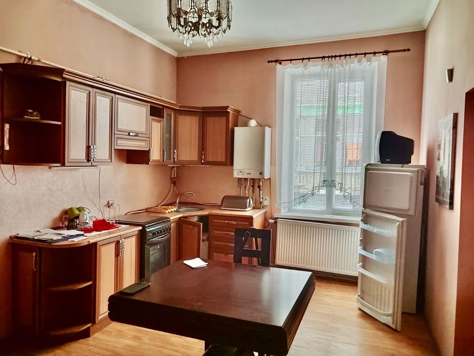 Продається 2-кімнатна квартира в самому центрі міста. Чортків