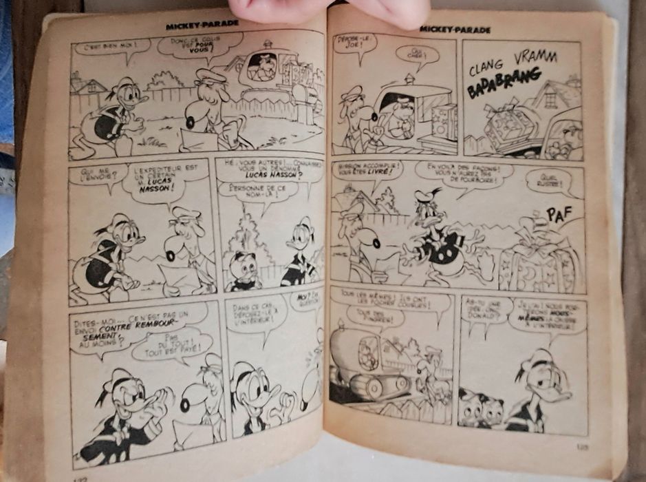 edição vintage da revista de banda desenhada "Mickey Parade", especifi