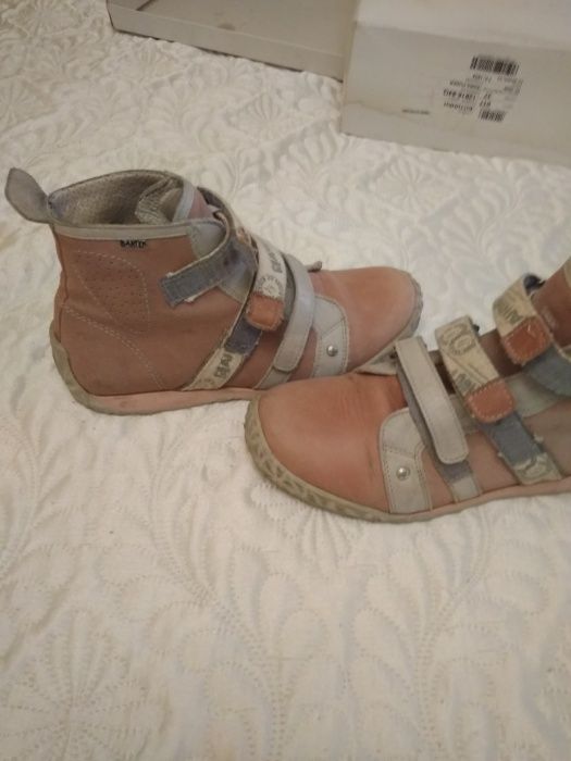 Продаю детские ботинки BARTEK