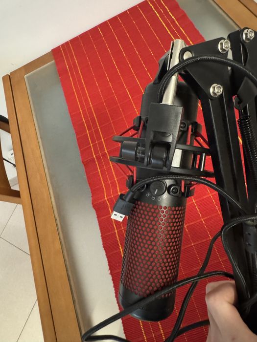 Hyper x quadcast com braço incluido.