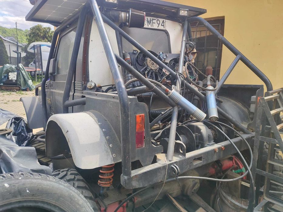 Nadwozie z klatką i fotelami kubełkowymi Suzuki Samurai