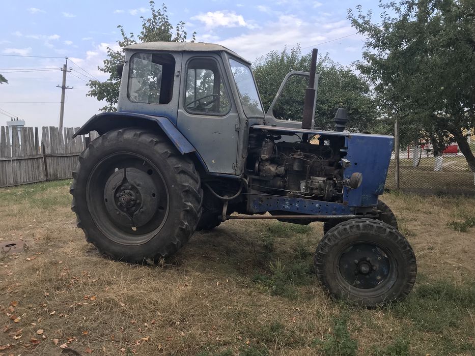 Трактор ЮМЗ на повном ходу