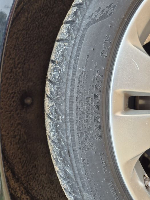 Jantes mercedes originais e pneus como novos. Têm poucos kms de uso. Comprei jantes 18.