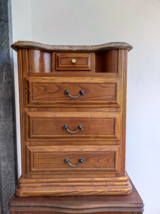 Mesa de cabeceira com pedra mármore