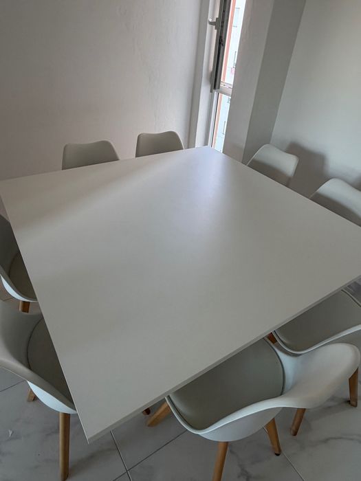 Mesa com 8 cadeiras