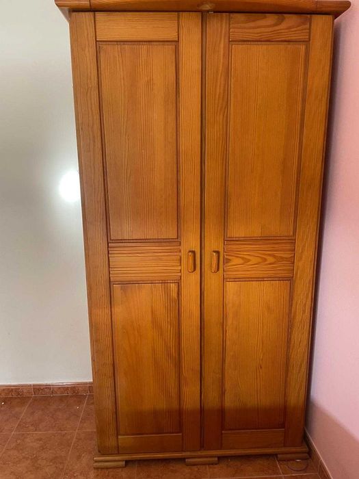 MOBÍLIA DE QUARTO  (Cómoda, mesa cabeceira, guarda fato e cama)