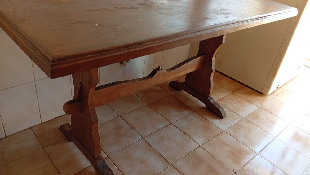 Mesa de cozinha de madeira maciça