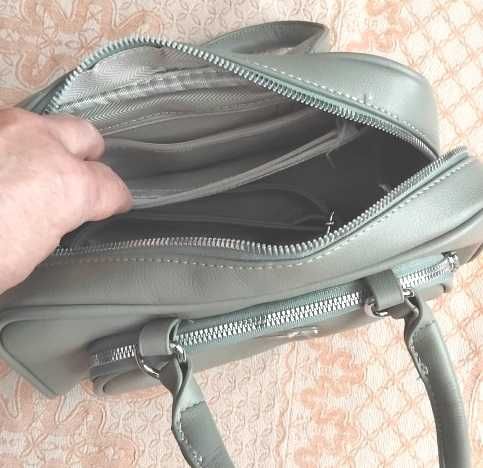 Удобная вместительная модная сумочка серого цвета, 27х15см