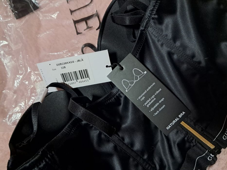 Guess biustonosz crop top z logo 32 B 70 czarny satynowy z napisem