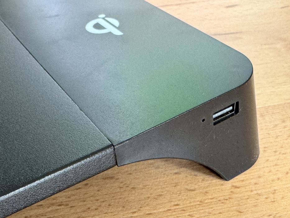 Podstawka pod monitor z ładowarką bezprzewodową i portami USB – czarna