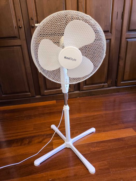 Ventilador de Pé na Cor Branca KmtStyle