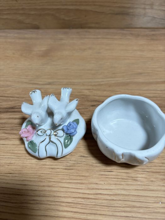 Szkatułka ceramiczna.