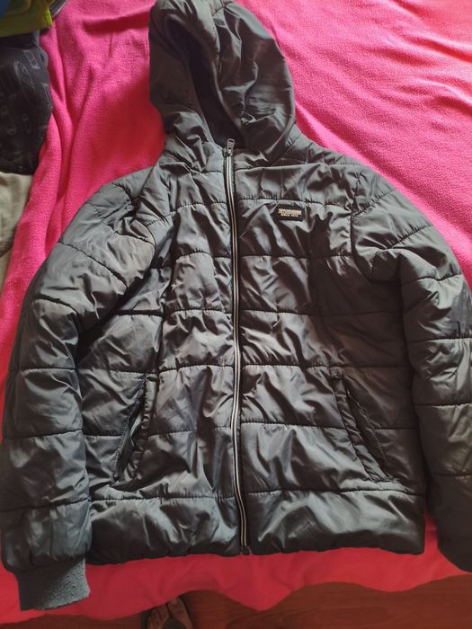 Roupas de +- 10 a 14 anos, além dessas fotos tenho outras mais . O preço varia de 5€ até 25€