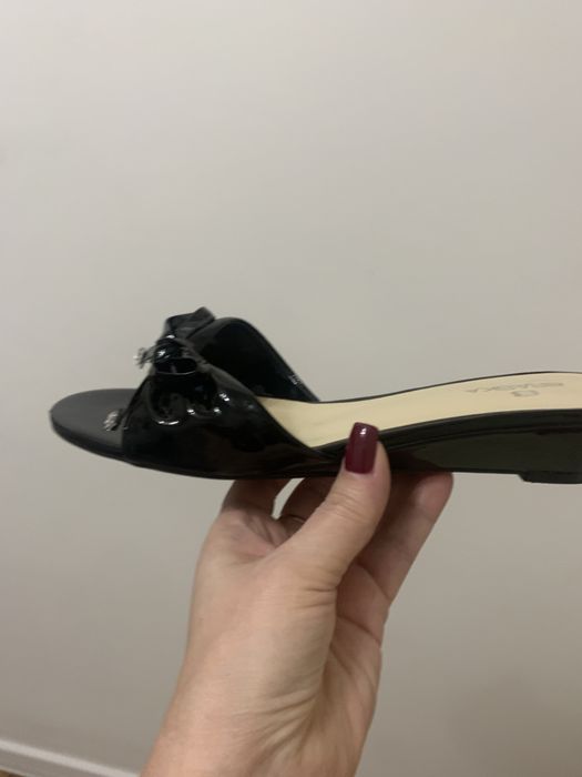 Босоніжки лакові чорні