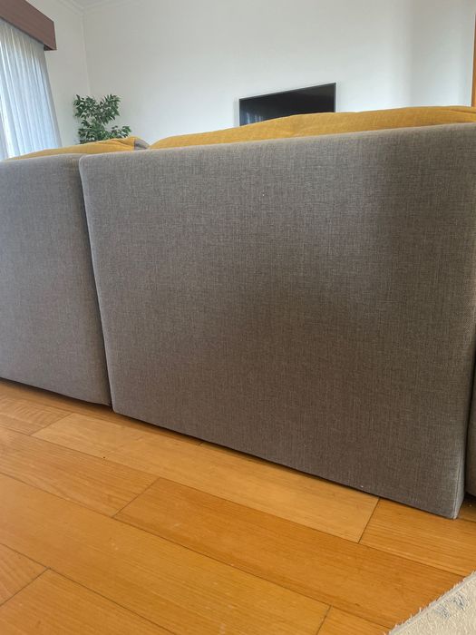 Sofá com chaise long e arrumação