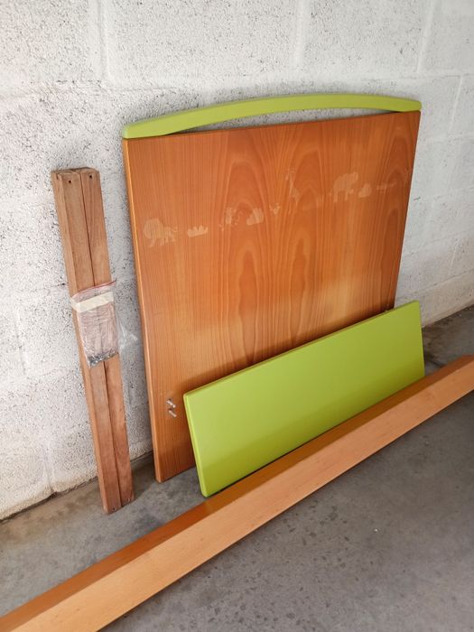 Cama de solteiro com estrado e colchão, medidas: 103/103/190cm.
Exempl