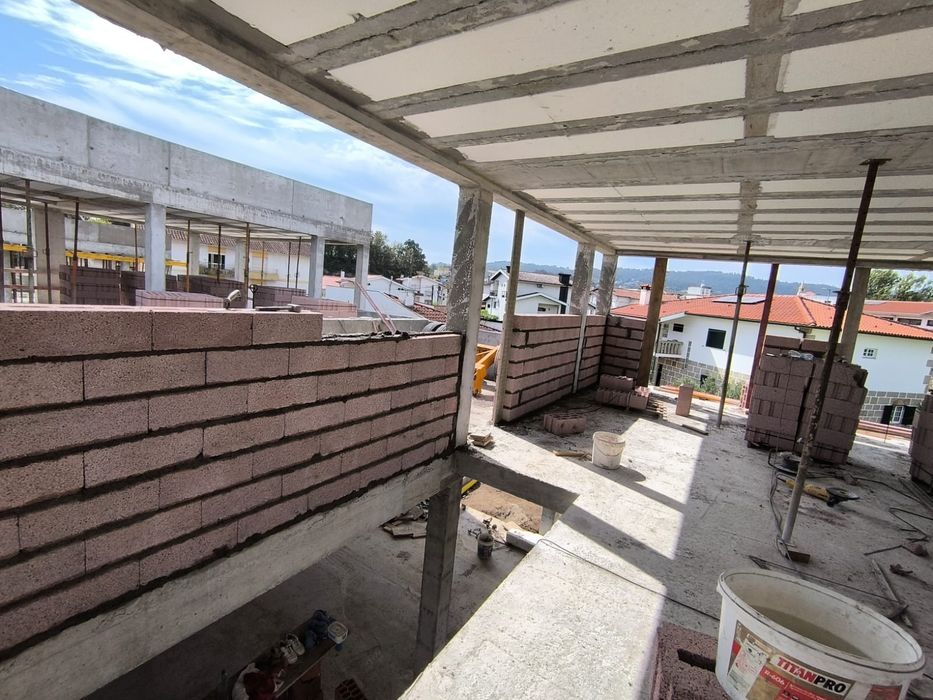 Subempreitada especializada ETICS/alvenaria — frentes ao fim de semana · equipa escalável