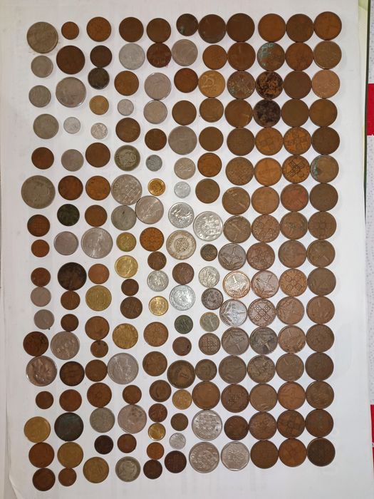 Grande variedade de moedas para coleção