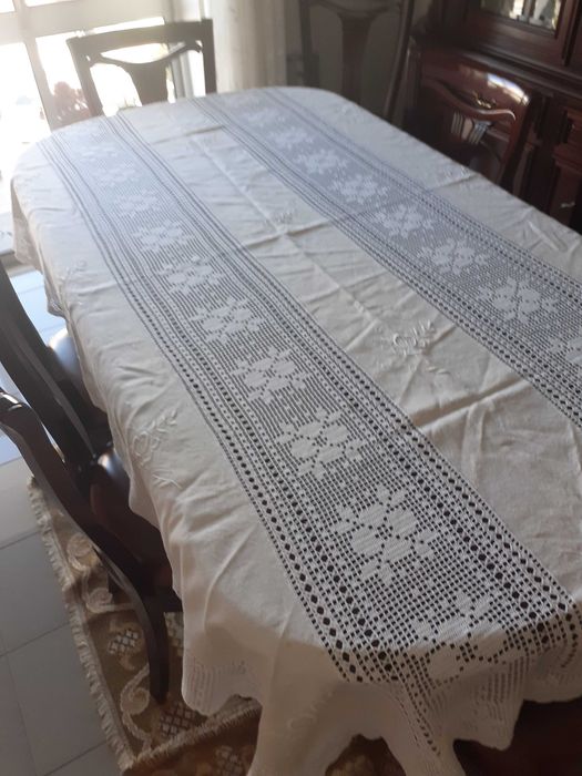 Toalha de mesa em linho e crochet