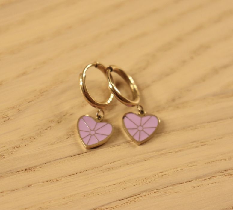 Brincos argola com coração lilás
