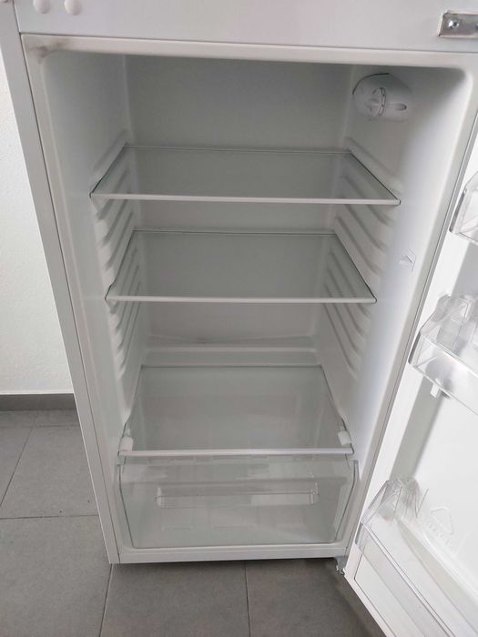 Frigorifico Kunft com congelador separado . No Frost
