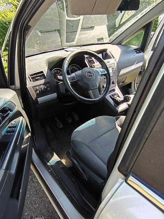 Opel Zafira  b . Uszkodzony