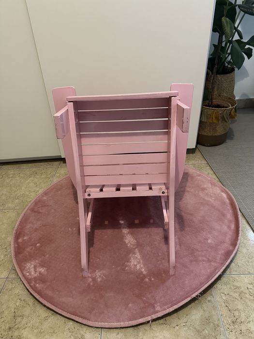 Cadeira rosa de madeira para criança