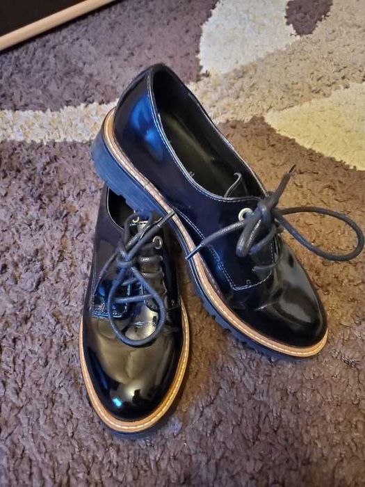 Buty wiązane lakierowne ALDO 37