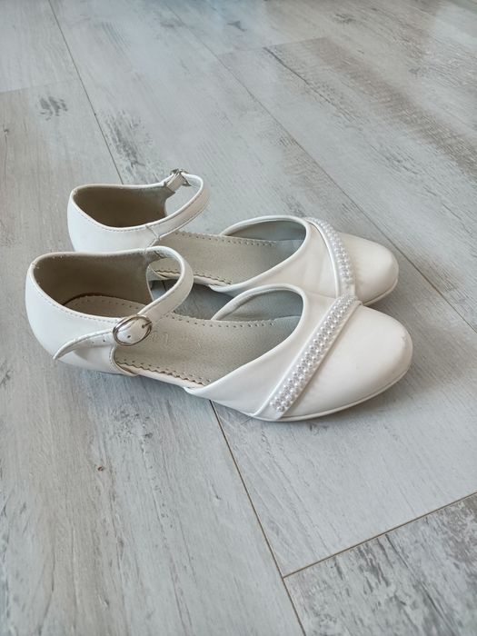 Buty pantofle białe