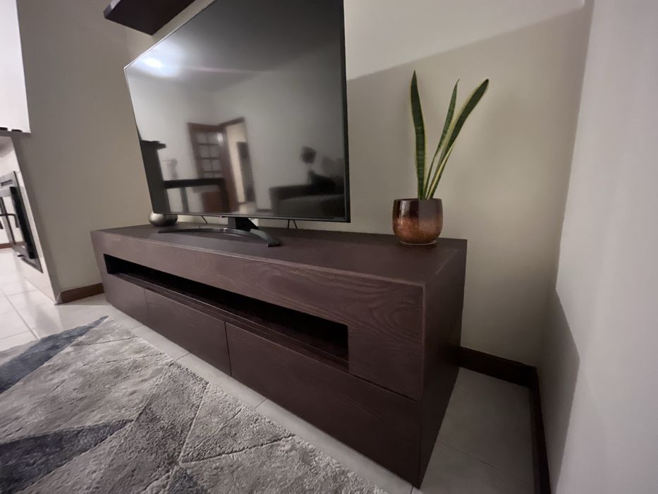 Movel de televisao com 3 gavetas e prateleira