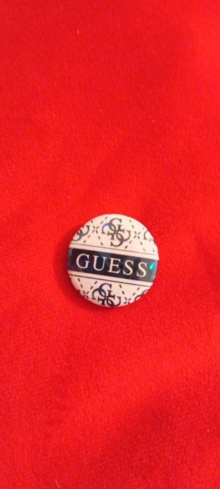 Broszka nowa guess
