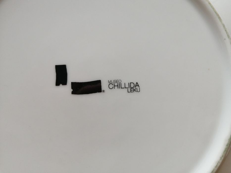 Talheres madeira e pratos para bolos