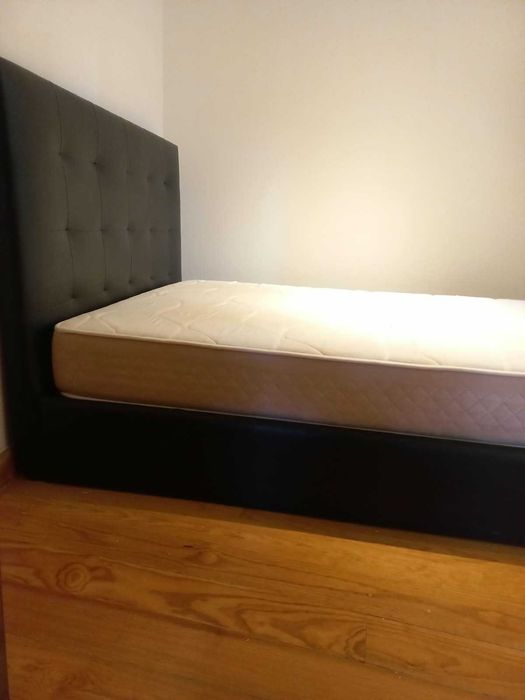 Cama de casal 140x190 com cabeceira + colchão