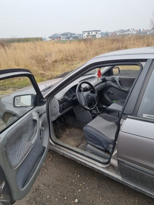 Opel Astra 1,4 benzyna  1993r