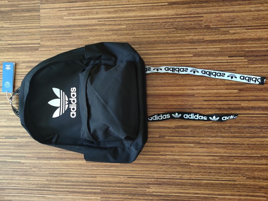Niepowtarzalny plecak Adidas Adicolor z haftowanymi taśmami z logo.