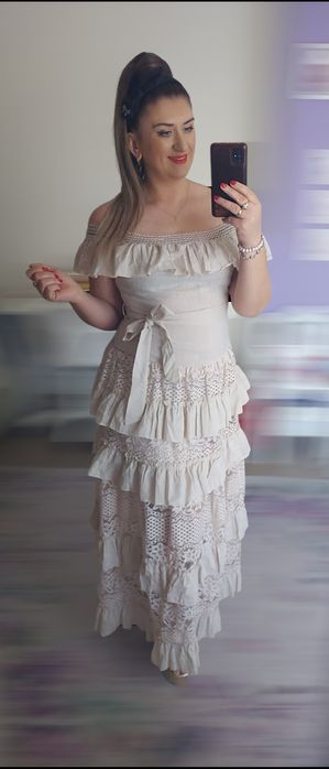 Przepiękna długa i elegancka sukienka. Zapraszam serdecznie.