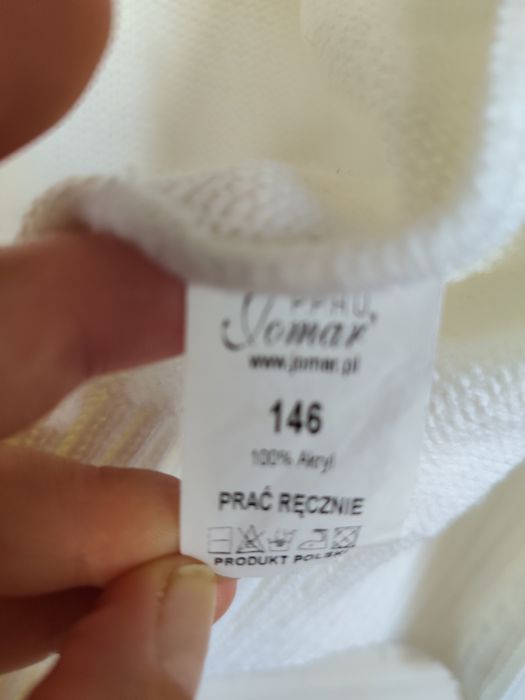 Biały sweterek dla chłopca