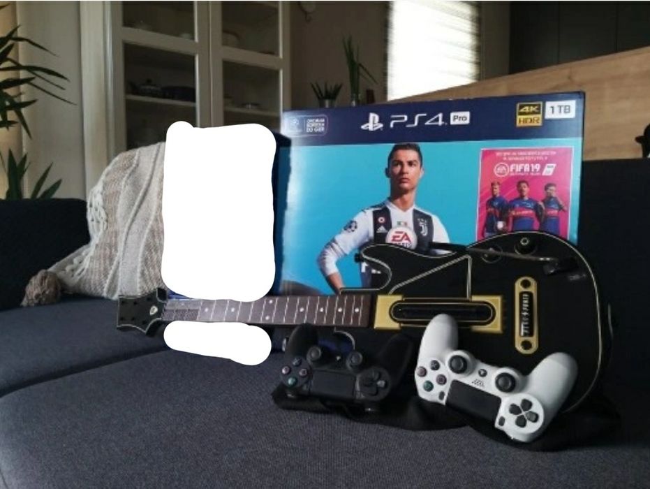PlayStation 4 Pro + 2 pady + gitara